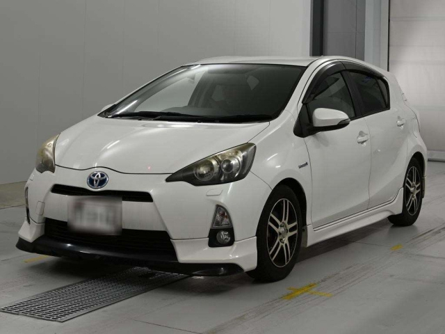 TOYOTA AQUA-2013 white-30290