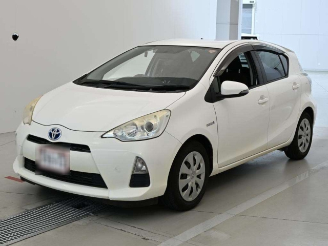 TOYOTA AQUA-2013 white-90655